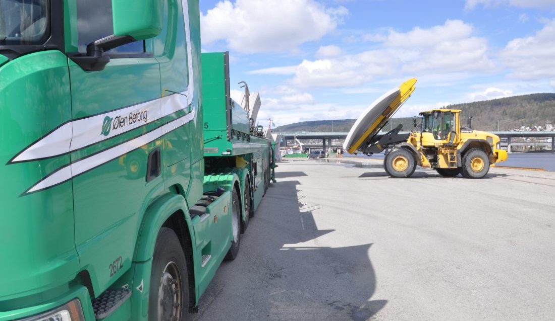 Transporten av tunnelveggene går på spesialbiler fra Ølen Betong. (Foto: Kjell Wold)