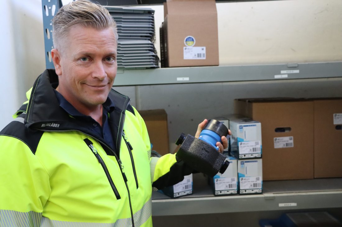 Aleksander Stein med en av de minste pumpene Intec Pumper leverer. (Foto: Njål Hagen)