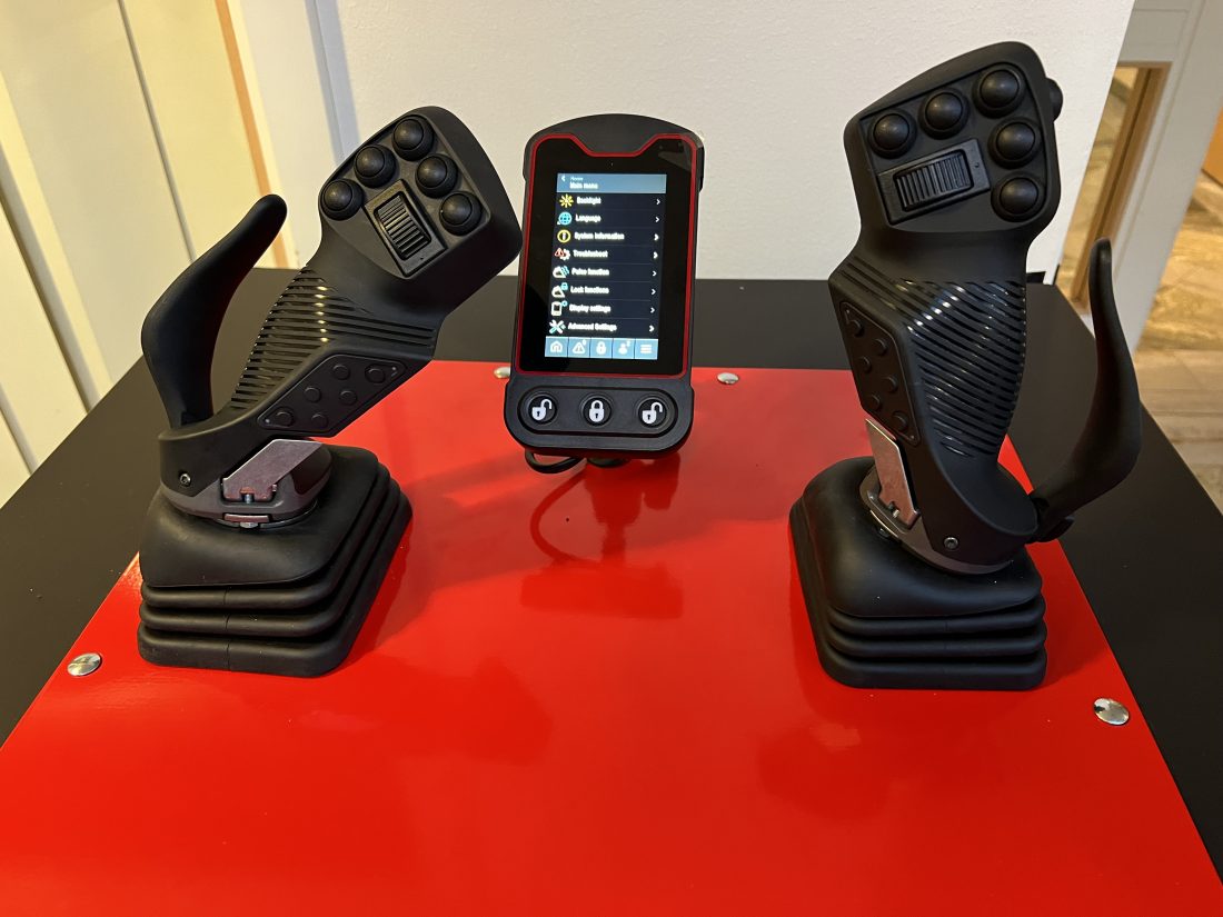 De nye RC Joysticks ble lansert under fjorårets Bauma, og er en del av Rototilts produktkonsept Rototilt Control, som består av nytt styresystem, nye tiltrotatorer, en app og egenutviklede håndtak. (Foto: Njål Hagen)