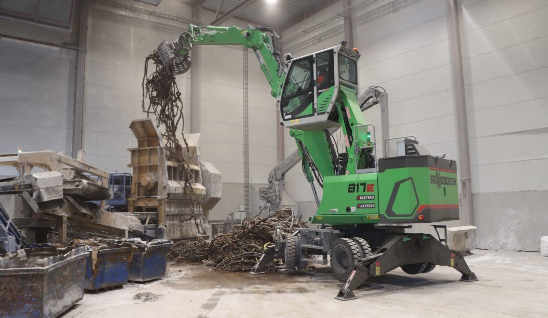Sennebogen 817E veier ca. 18 tonn, har en rekkevidde på ni meter, el-motor som yter 75 kW og batterikapasiteten er på 252 kWh. (Foto: Njål Hagen)