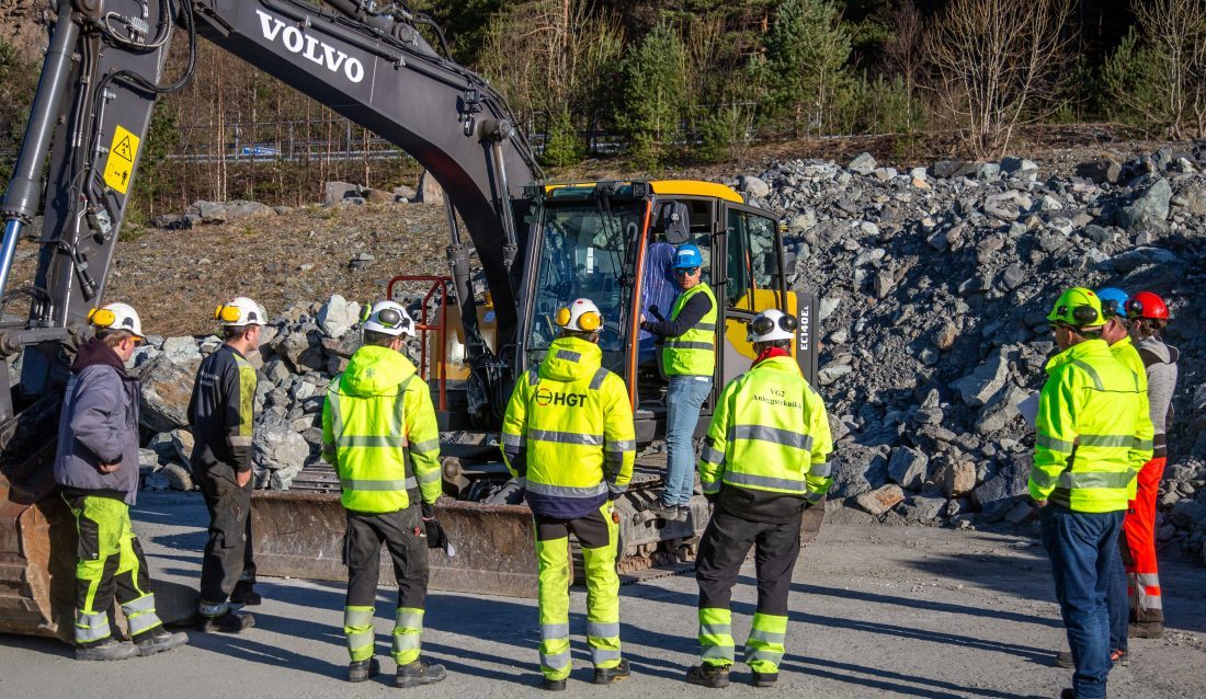 Hele 17 ulike stasjoner med sikkerhetsrelatert faglig påfyll sto på programmet for de rundt 100 Vg2-elevene som deltok på sikkerhetsuken på Os videregående skole. Her er det sikkerhet ved bruk av gravemaskin som er i fokus. (Foto: Runar F. Daler)