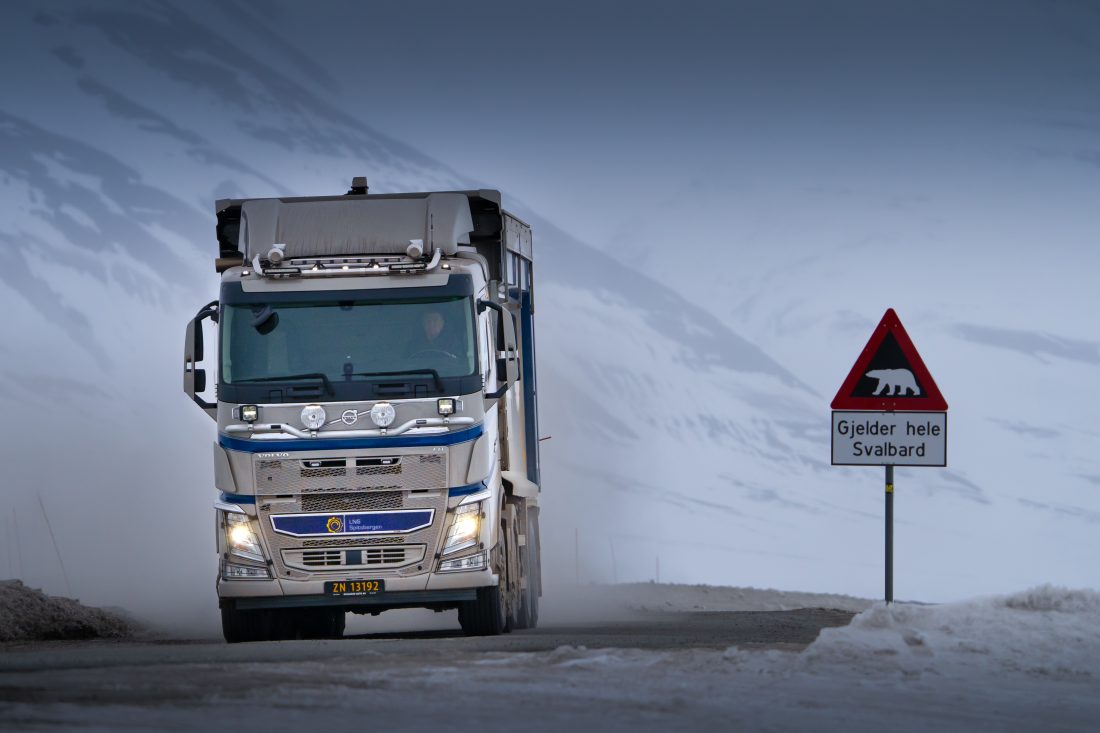 LNS Spitsbergen har transporten av kull fra Gruve 7 og ned til utskipningkai. I tillegg har de lasting av kullbåtene og innmating på energiverket. (Foto: Volvo Maskin)