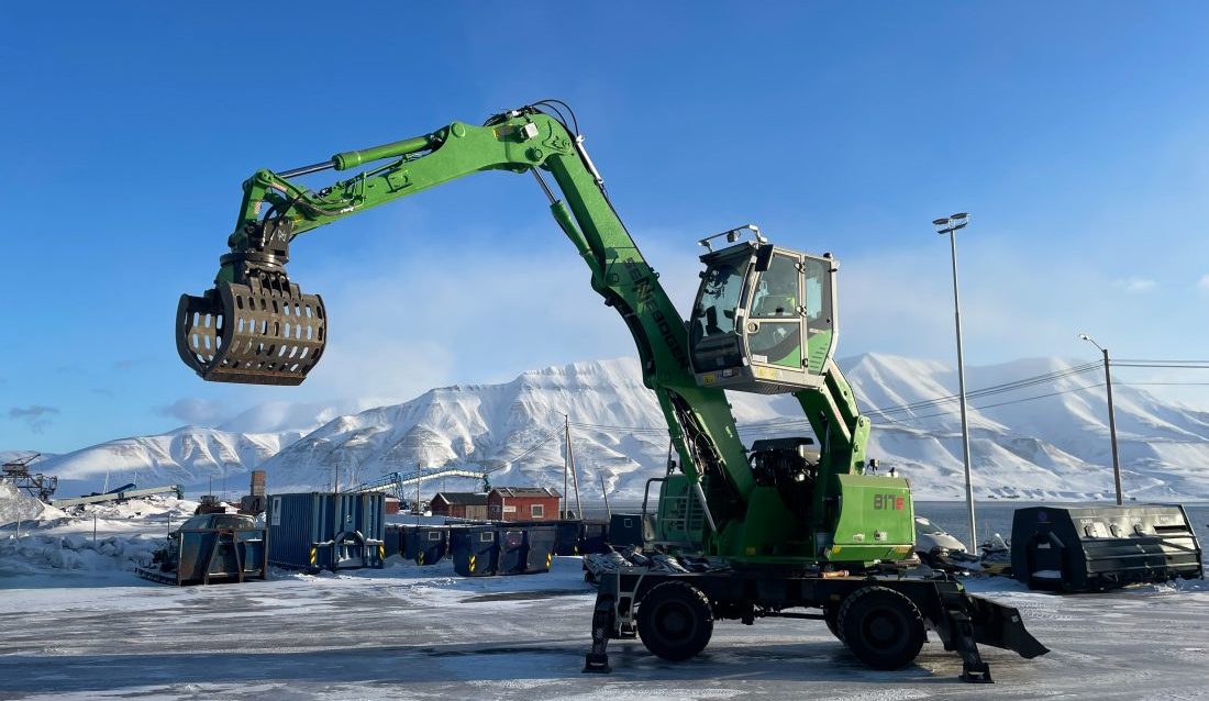 Sennebogen 817E som brukes på miljøstasjonen til Longyearbyen lokalstyret er verdens nordligste Sennebogen-maskin.