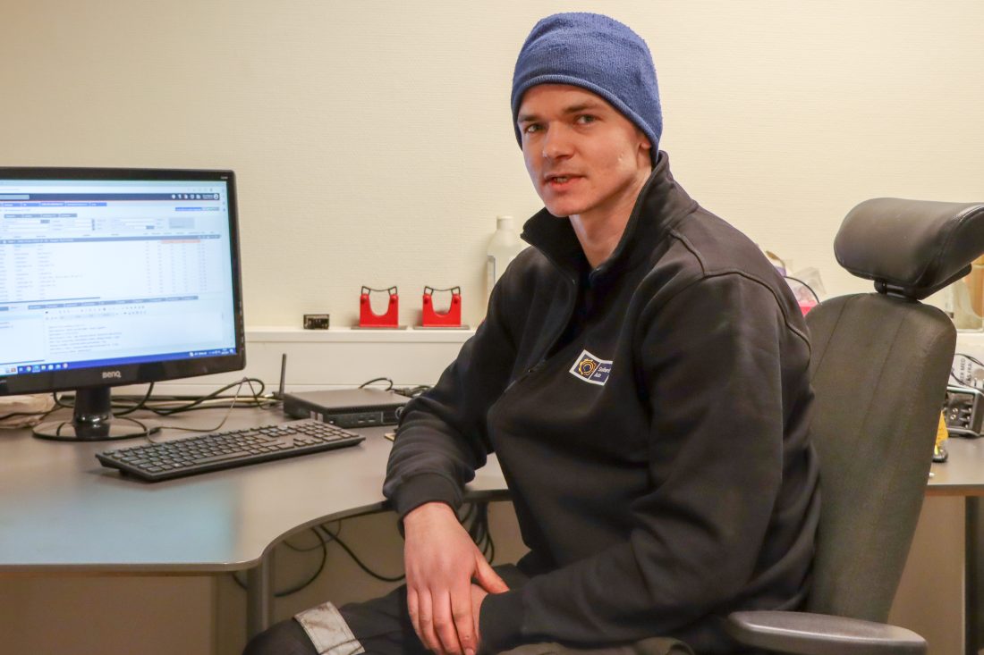 Jakob Roko jobbet elleve år som mekaniker ved Volvo Trucks i Oslo. I 2020 ble han ansatt som verksmester ved Svalbard Auto og han stortrives med å jobbe og bo i Longyearbyen.