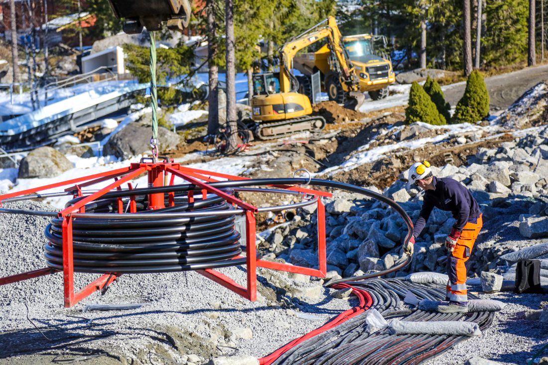 63 vannledninger skal ledes til totalt 85 koblingspunkter på «Splashpad’en». Det er kun 13 cm høydeforskjell fra de høyeste punktene til de laveste slukene. (Foto: Runar F. Daler)