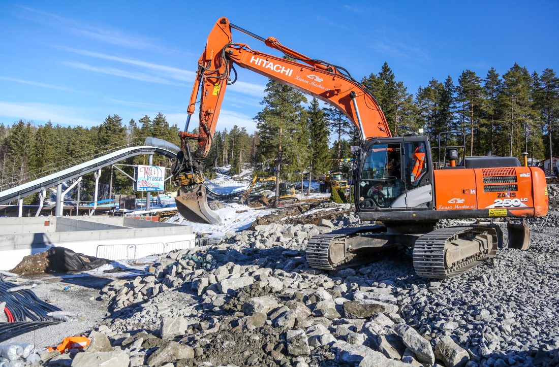 Kaasa Maskin har sprengt ut ca. 3000 kubikkmeter faste masser på «splashpad»-området, i tillegg til ca. 2000 kubikk til det nye tekniske bygget, som man kan se grunnmuren på til venstre i bildet. De måtte sprenge forsiktig, da var kun tre meter unna den store «Mot i brøstet»-sklia (i bakgrunnen) på det nærmeste. (Foto: Runar F. Daler)