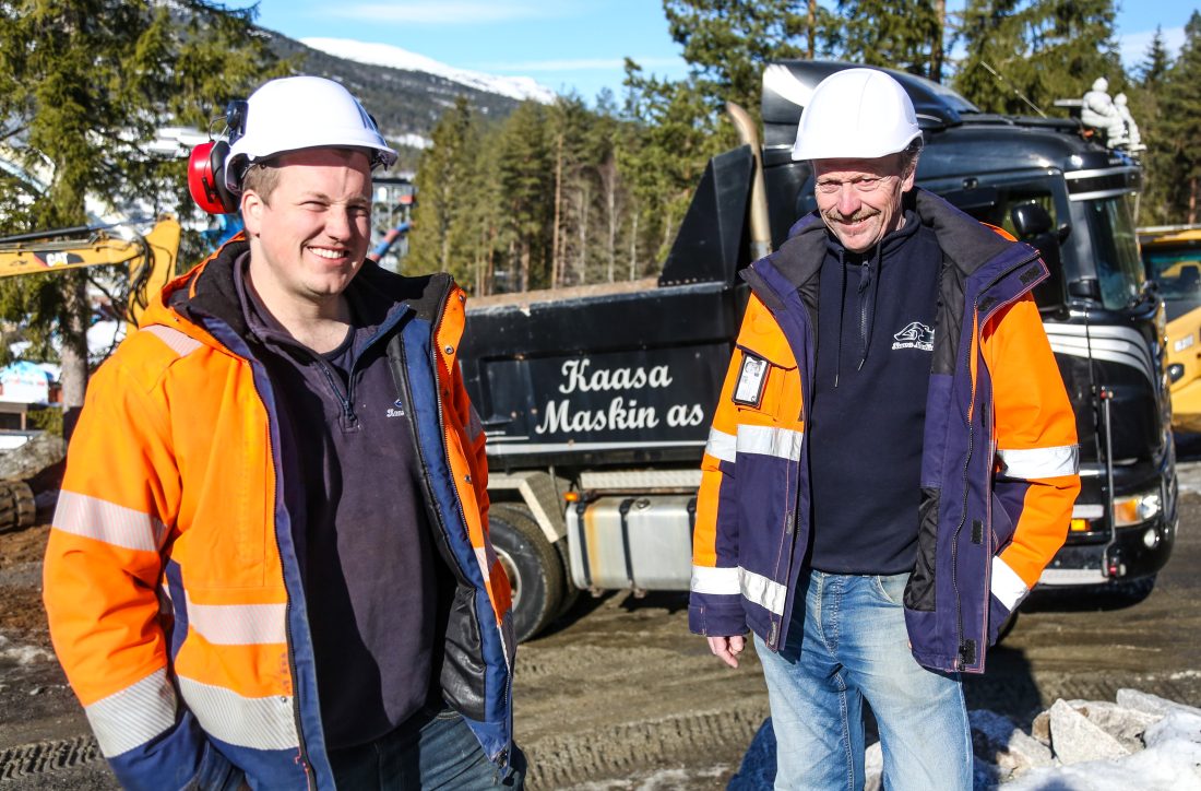 Kaasa Maskin har gjort grunnarbeid i parken hvert eneste år i 39 år, og de planlegger allerede mer arbeid til vinteren – deres 40. år på rad. Tor Håkon og Gunnar Kaasa synes det er artig å få være med på arbeidene i Sommarland. (Foto: Runar F. Daler)
