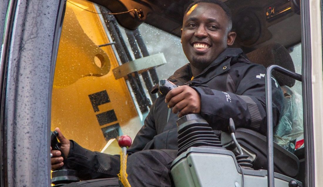 Shallon Onyango Odongo, eller bare Sha, som de fleste kjenner ham som, har vist en helt usedvanlig arbeidsvilje og innsats, og ikke minst et svært smittende humør, etter han kom til Norge. Nå henger hans videre opphold i landet i en svært tynn tråd. Bildet er fra januar i år. (Foto: Runar F. Daler)