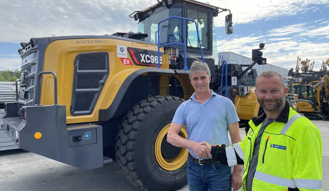 Overlevering av første elektriske hjullasteren fra XCMG. AF Gruppens prosjektdirektør Nils Ola Hoff (t.v.) og Agder Gruppens konsernsjef Svein Arne Uppstad. (Foto: Agder Gruppen)