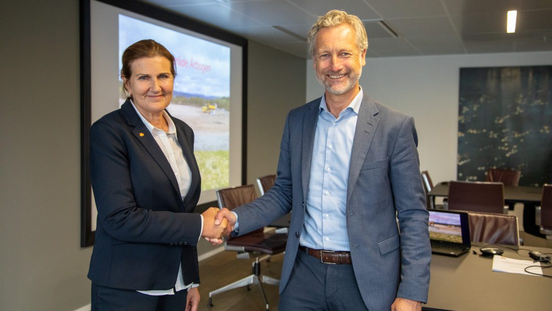 OPS-kontrakten ble onsdag 21. juni en realitet da veidirektør Ingrid Dahl Hovland og konsernsjef i Skanska, Stein-Ivar Hellestad signerte kontraktprotokollen. (Foto: Knut Haarvik/Statens vegvesen)