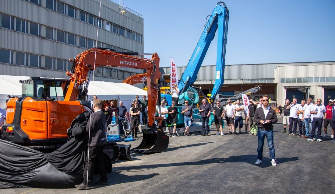 Nasta hadde en verdensnyhet på MEFAs første dag; 9-tonneren Hitachi ZX95US-7. – Dette er en 9-tonner, og 9 er det nye 8, akkurat som 40 er det nye 30. Med dette erklærer jeg kongen av 8-tonnere (ZX85, red. anm) for død. Lenge leve ZX95, sa ettermarkedssjef i Nasta, Henrik Anholt, under avdukingen.