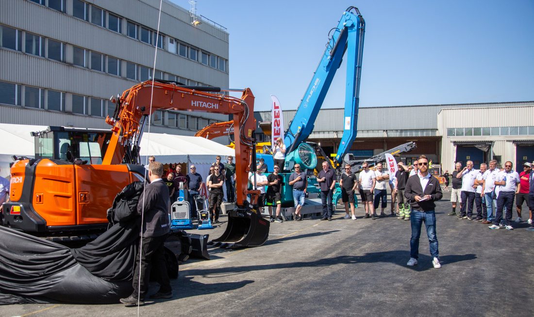 Nasta hadde en verdensnyhet på MEFAs første dag; 9-tonneren Hitachi ZX95US-7. – Dette er en 9-tonner, og 9 er det nye 8, akkurat som 40 er det nye 30. Med dette erklærer jeg kongen av 8-tonnere (ZX85, red. anm) for død. Lenge leve ZX95, sa ettermarkedssjef i Nasta, Henrik Anholt, under avdukingen.