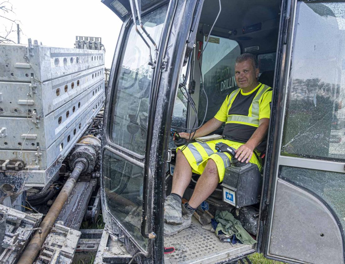 BORER: Toni Einstulen kjører borerigg på prosjektet. Den første pilotboringen ble gjennomført med en mindre, dieseldrevet borerigg. (Foto: Jørn Søderholm, Praktisk Talt AS)