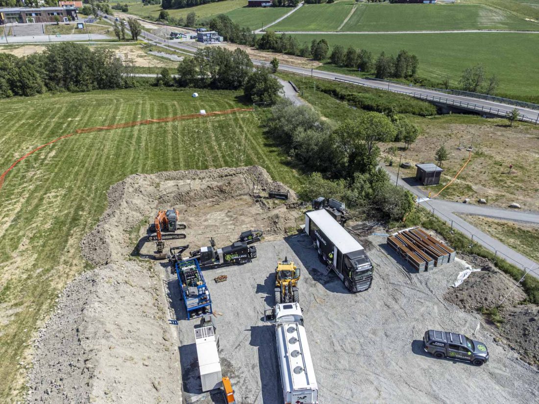 SANDBEKKEN: På Sandbekken - Sørlihavna skal det bores og trekkes totalt nærmere 3000 meter vannledning. Her skal det blant annet krysses under Sandbekken og Gamleveien. (Foto: Jørn Søderholm, Praktisk Talt AS)
