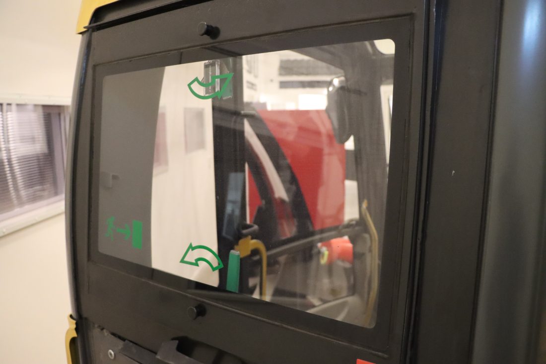 Alle rutene i førerhytta kan byttes ut med sikkerhetsglass fra Hammerglass, og som originalt er bakruta nødutgang. (Foto: Njål Hagen)