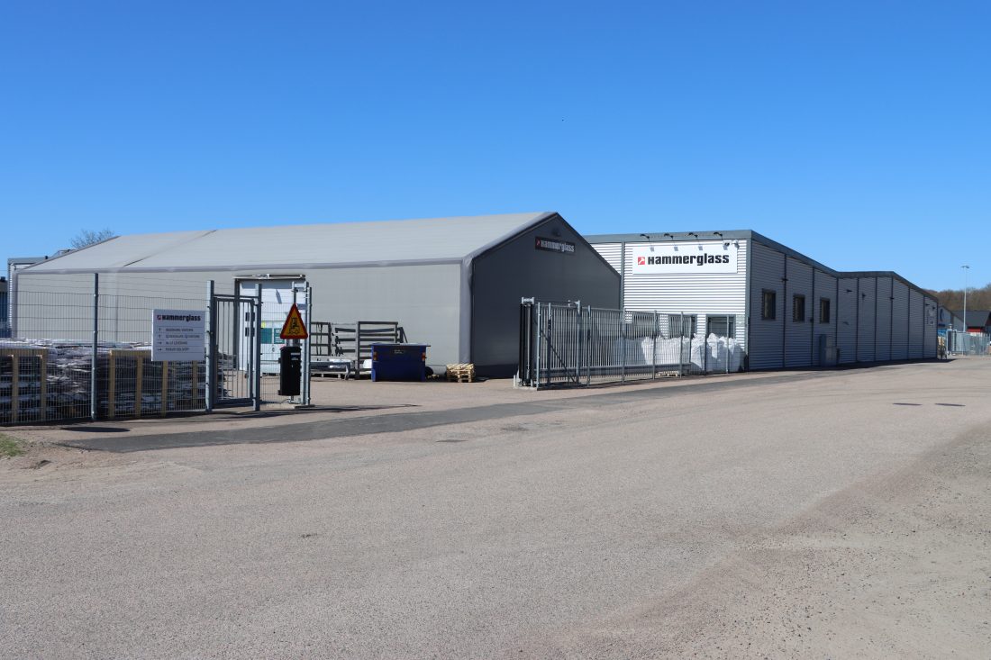 Hammerglass har hovedkontor og fabrikk i disse lokalene i den lille svenske byen Förslöv, noen få mil nord for Helsingborg. (Foto: Njål Hagen)