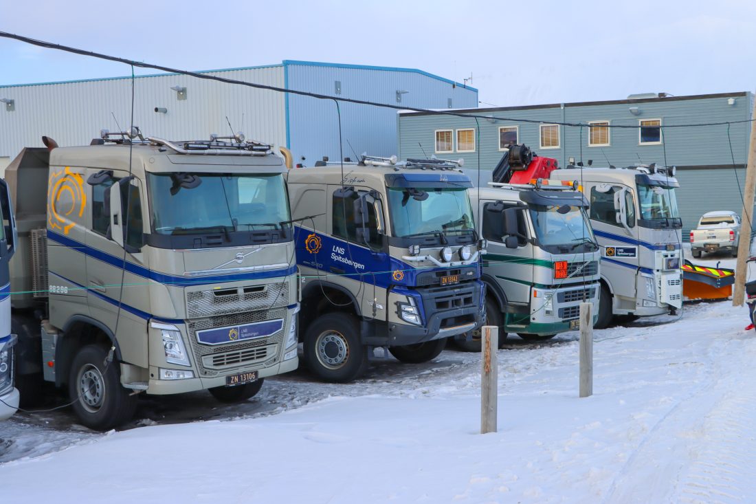 LNS Spitsbergen har 18 lastebiler i vognparken. Det er blant annet tippbiler, tankbil, kranbil og trekkvogner. Med 20-talls kuldegrader gjennom store deler av vinteren, er det viktig å huske å plugge inn ledningen til motorvarmeren når lastebilene parkeres. (Foto: Njål Hagen)