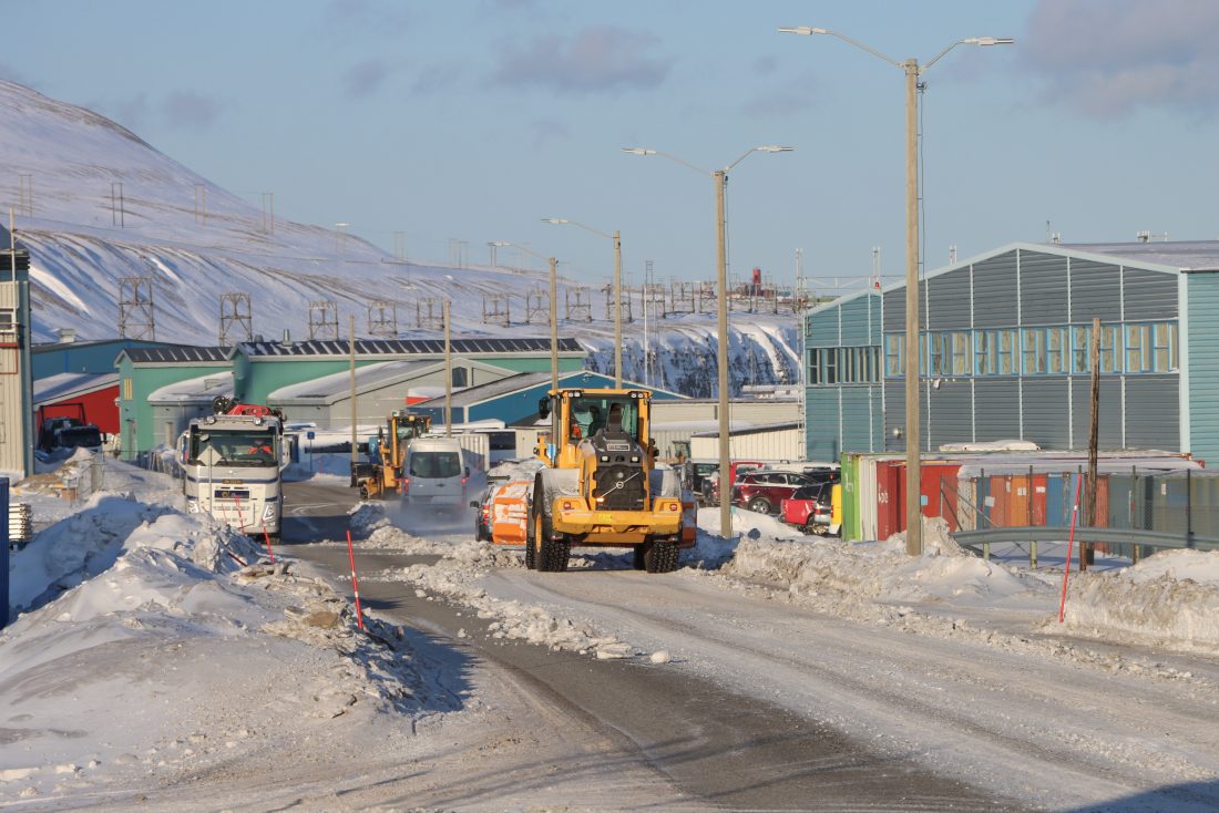 LNS Spitsbergen er godt synlig i hele Longyearbyen, ikke minst når veiene skal ryddes for snø. (Foto: Njål Hagen)