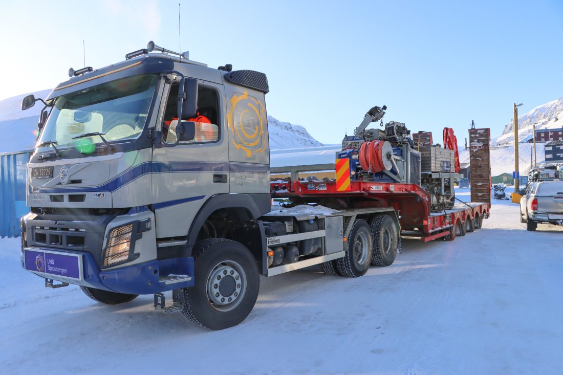 Borerigg fra Qmatec på vei ut på oppdrag. (Foto: Njål Hagen)