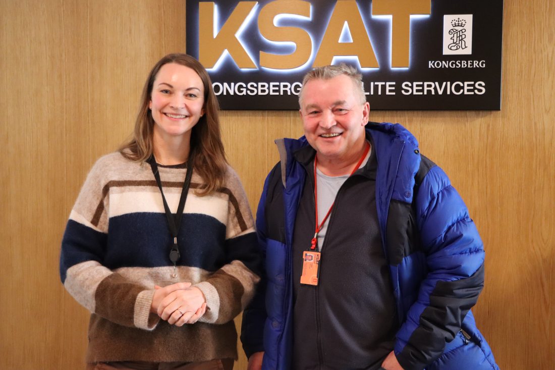 Frank Jakobsen har god dialog med Maja-Stina Ekstedt, stasjonssjef ved KSATs satellittstasjon på Platåberget.