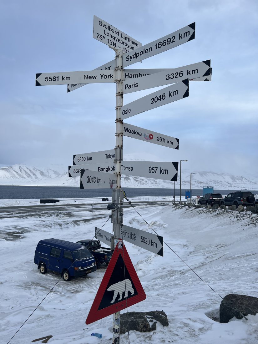 Skiltet på flyplassen forteller at det er langt til alle steder, men ikke lengre enn en flyreise unna. (Foto: Njål Hagen)