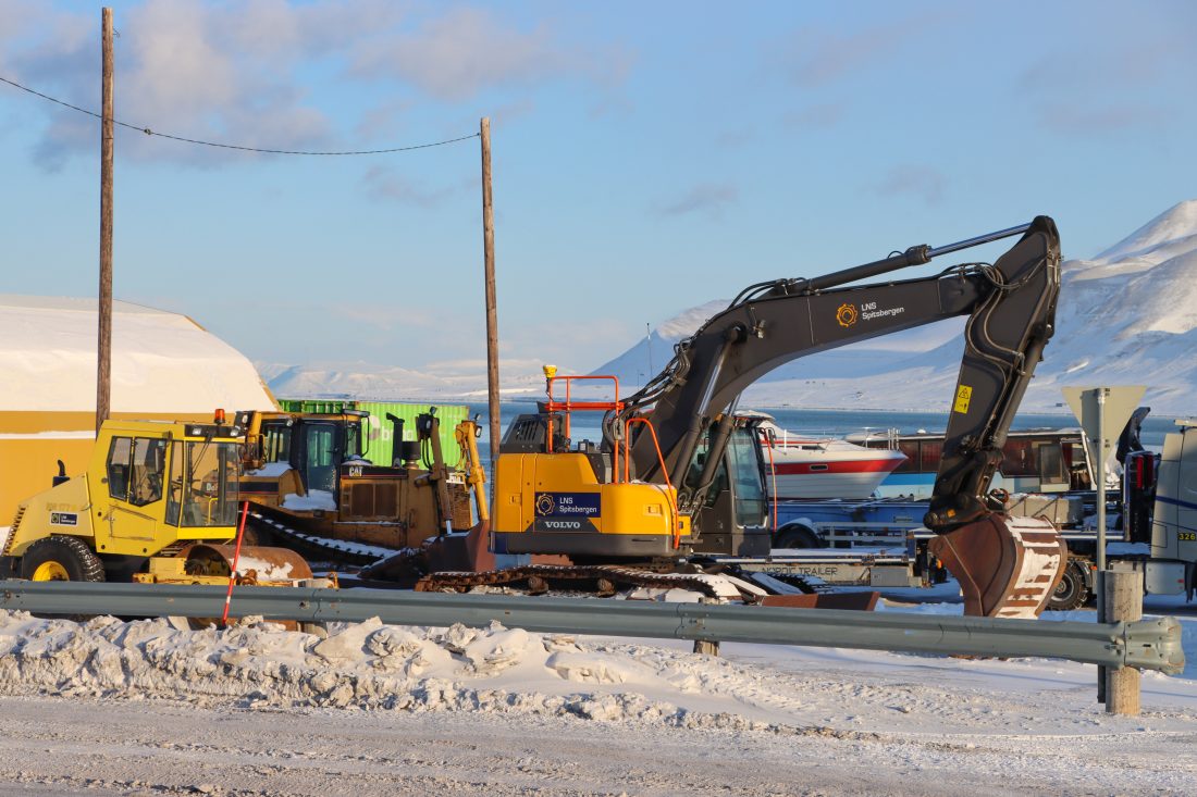 LNS Spitsbergen har ca. 150 motorenheter, som inkluderer et stort antall anleggsmaskiner, lastebiler, varebiler, ett betongblandeverk, lifter, kompressorer, teleskoptruck og mye, mye mer. – Vi må jo være selvhjulpne når vi driver her oppe, sier Frank Jakobsen. (Foto: Njål Hagen)
