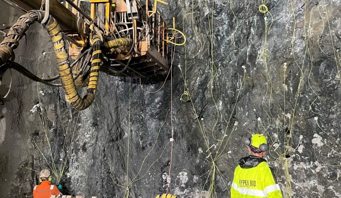 Nylig utførte Skanska det som skal være verdens første kommersielle tunnelsalve med Hydrogenperoksidemulsjon fra Hypex Bio Norge. (Foto: Skanska)