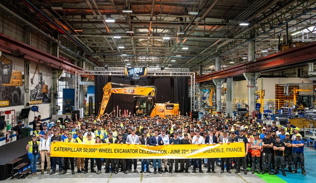 Cat-hjulgraver nr. 50 000 ble nylig overlevert til kunde under en seremoni ved Caterpillar-anlegget i Grenoble i Frankrike. (Foto: Caterpillar)