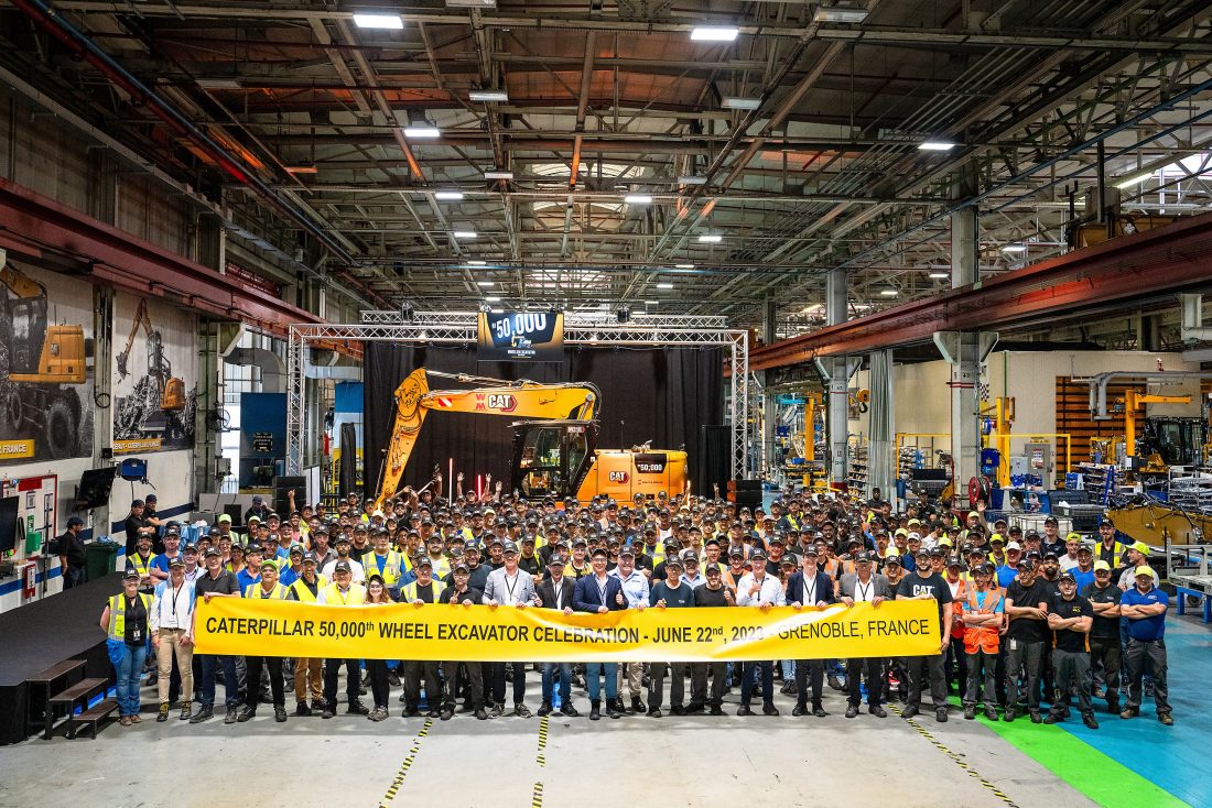 Cat-hjulgraver nr. 50 000 ble nylig overlevert til kunde under en seremoni ved Caterpillar-anlegget i Grenoble i Frankrike. (Foto: Caterpillar)