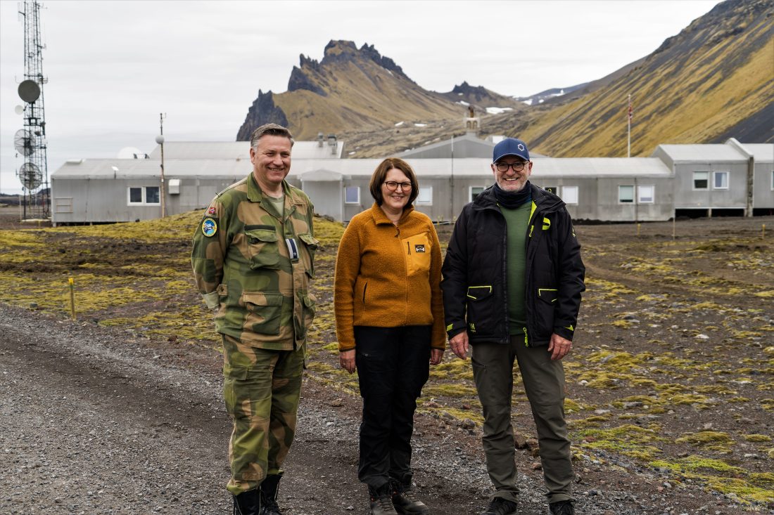 Fra venstre: Torgeir Madsen fra Cyberforsvaret, med prosjektleder Randi-Grethe Pedersen og direktør Thorbjørn Thoresen fra Forsvarsbygg. (Foto: Forsvarsbygg)