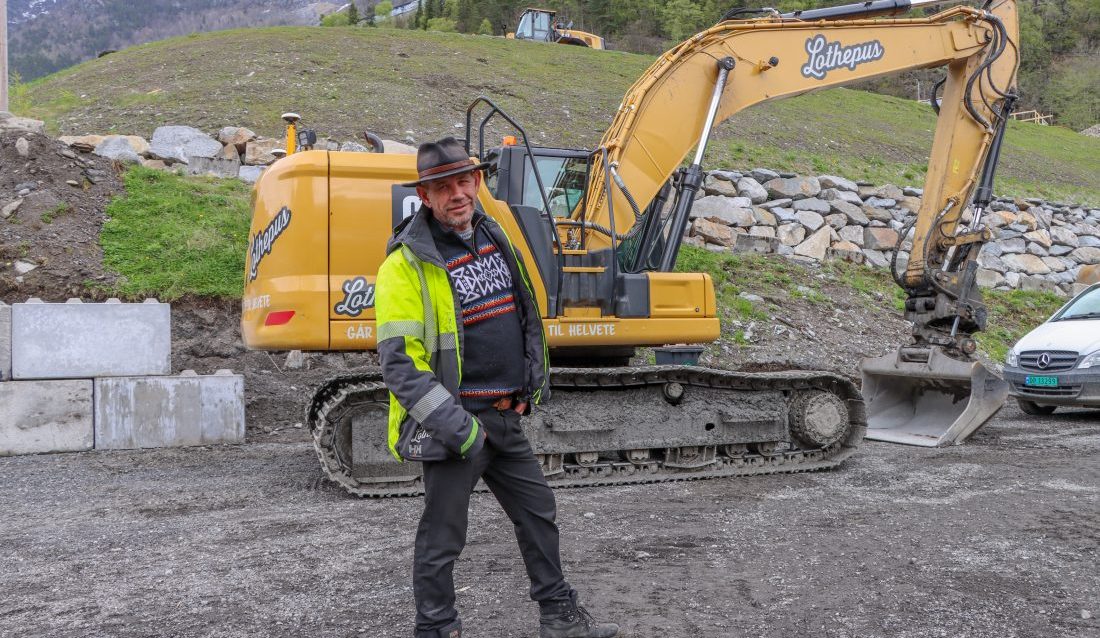 Leif Einar Lothe fikk ideen om å bygge campingplass med stavkirke for tre år siden. Nå er arbeidene i full gang, og i løpet av 2024 kan de første gjestene sjekke inn på det han er sikker på at kommer til å bli Norges råeste campingplass. (Foto: Njål Hagen)