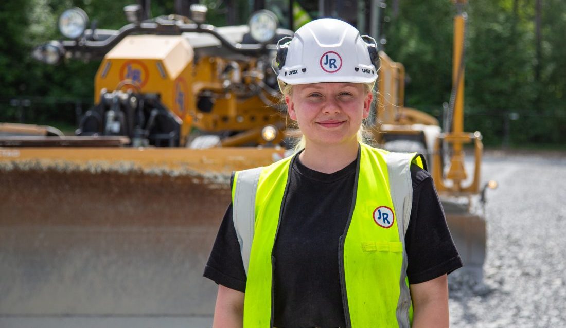 Det er ingen tvil om hva slags maskin Karoline Eiléen Bøhler Fredriksen liker best. Hun falt pladask for veihøvel, og har ikke sett seg tilbake. (Foto: Runar F. Daler)