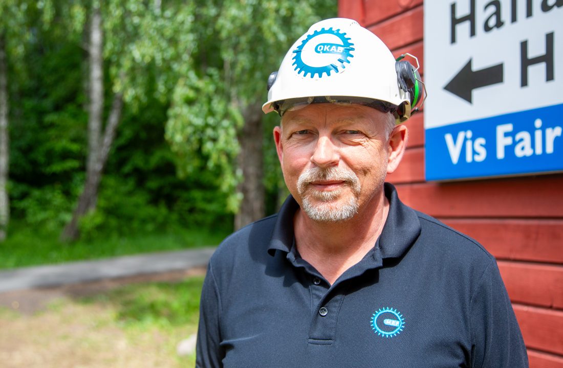 Opplæringskonsulent Ivar Helge Andersen i OKAB synes Karoline er tøff som tar et slikt uvanlig valg. Han kjenner ikke til at det har vært noen andre rene veihøvellærlinger i OKAB-systemet tidligere. (Foto: Runar F. Daler)