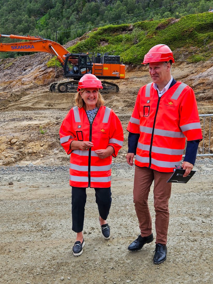 Veidirektør Ingrid Dahl Hovland og Samferdselsminister Jon-Ivar Nygård. (Foto: Martin Grønnslett)