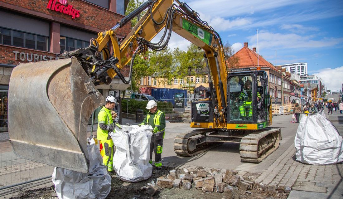Eksisterende asfalt og gatestein fjernes for å kunne komme til VA-infrastrukturen i grunnen. (Foto: Runar F. Daler)