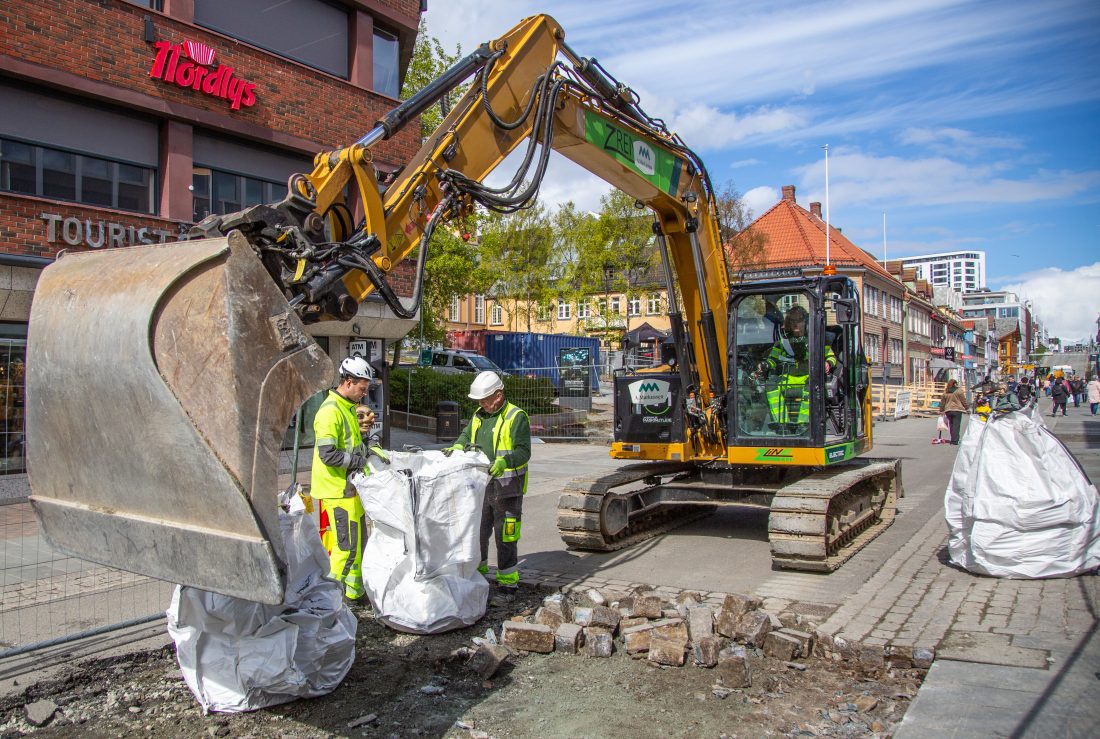 Eksisterende asfalt og gatestein fjernes for å kunne komme til VA-infrastrukturen i grunnen. (Foto: Runar F. Daler)