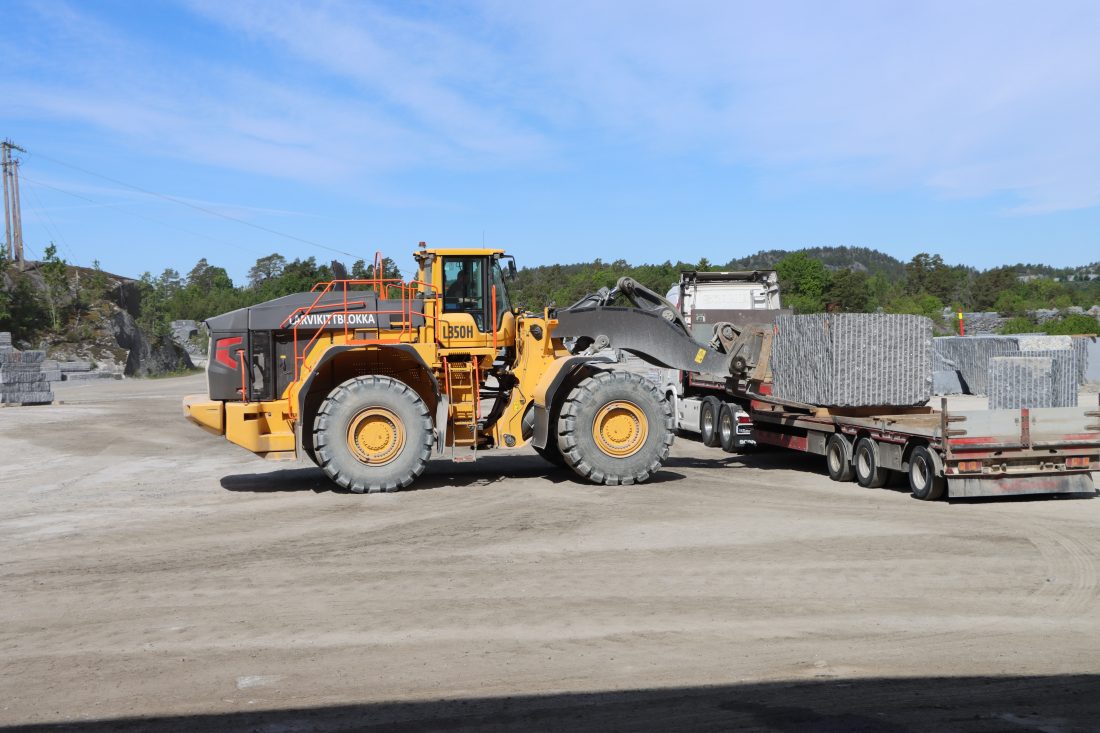 Store blokker med overskuddstein fra produksjonen til Lundhs AS blir til murblokk og steintrapper ved det nye produksjonsanlegget i Tvedalen i Larvik. (Foto: Njål Hagen)