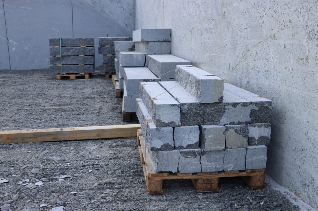Et lite utvalg murblokker. Larvikittblokka har et stort utvalg standardstørrelser, men produserer gjerne etter kundenes ønsker. (Foto: Njål Hagen)
