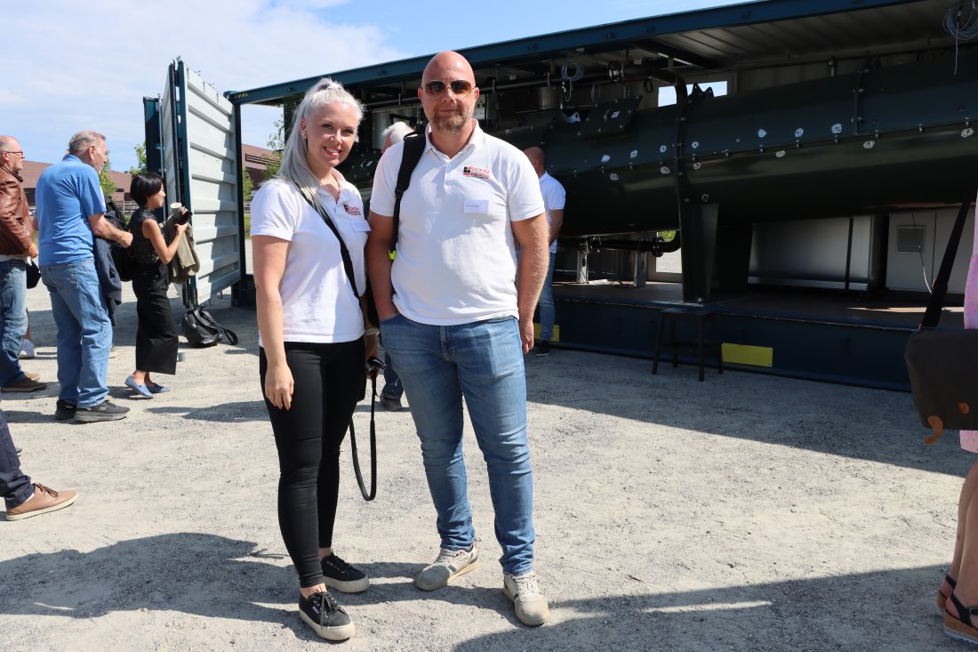 Blant de fremmøtte var Morgan Brenden, HMS/KS-ansvarlig og Christina Bergmann, HMS/KS-konsulent, fra Dokka Entreprenør. Brenden forteller at selskapet er interessert i å vite mer om SoilSaver, og at han ikke ser bort fra at blant annet Statens vegvesen kommer til å sette krav til behandling av jord i fremtiden. (Foto: Njål Hagen)