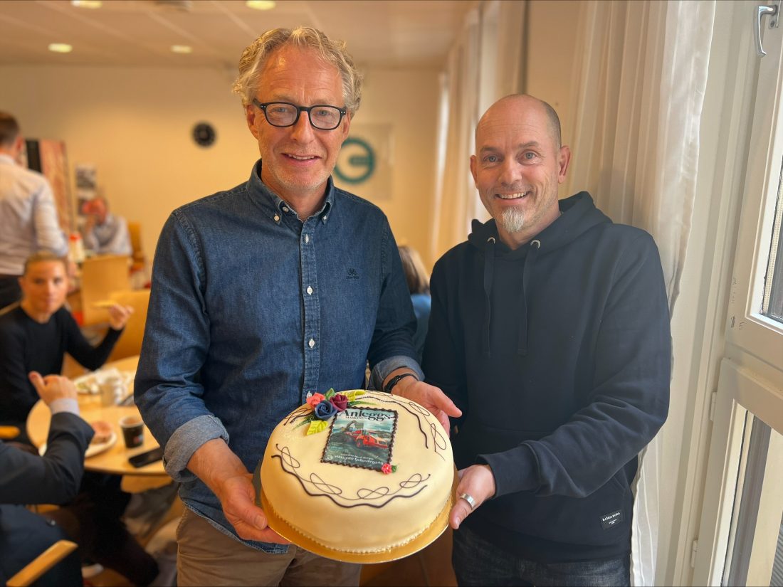 Det nye bladet ble feiret med kake i MEFs lokaler. Redaktør Runar F. Daler (t.h.) og journalist Njål Hagen. (Foto: Kari Druglimo-Nygaard/MEF)