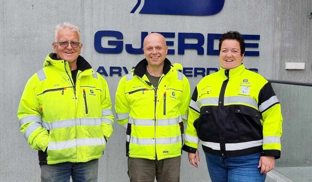 Fra venstre: Gründer Arvid Gjerde, avtroppende daglig leder Marcus Brevik og ny daglig leder og eneeier Marianne Gjerde. (Foto: Arvid Gjerde AS)
