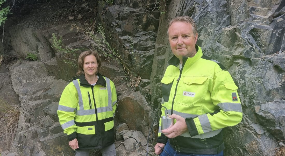 Regnhild Lie og Lars Krangnes i Cautus Geo har tatt fram verdensledende teknologi for overvåking og varsling av snøskred og steinsprang. (Foto: Cautus Geo)
