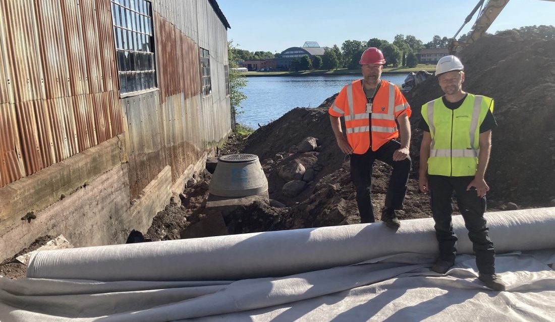 Fra venstre: Prosjektleder Bjørn Vegard Løkstad og miljøgeolog Tore Joranger fra Forsvarsbygg. Bildet er tatt i forbindelse med et annet miljøprosjekt på Karljohansvern. (Foto: Forsvarsbygg)