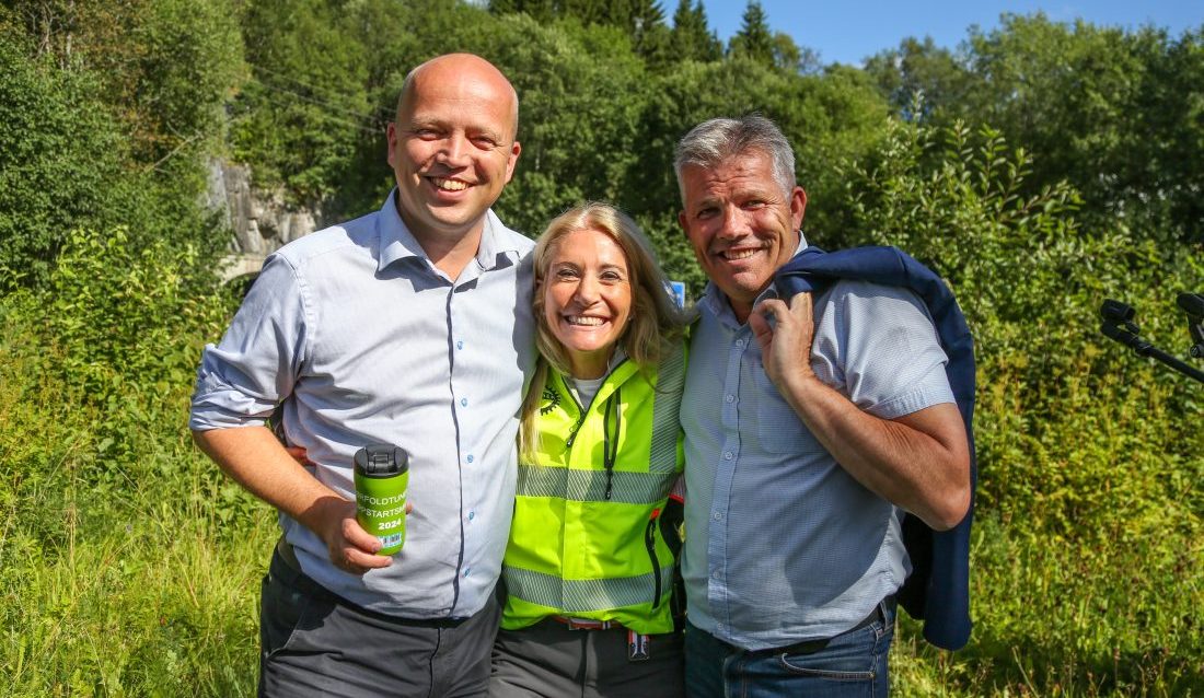 GLAD TRIO PÅ FAUSKE: Finansminister Trygve Slagsvold Vedum og fiskeri- og havminister Bjørnar Skjæran, med MEF-direktør Julie Brodtkorb i midten. (Foto: Runar F. Daler)