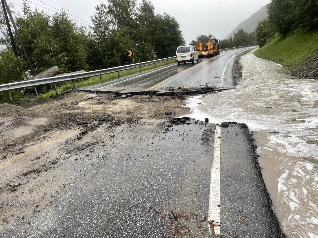 Bilde fra rv. 15 tatt natt til 9. august. (Foto: Asbjørn Stensrud/Statens vegvesen)