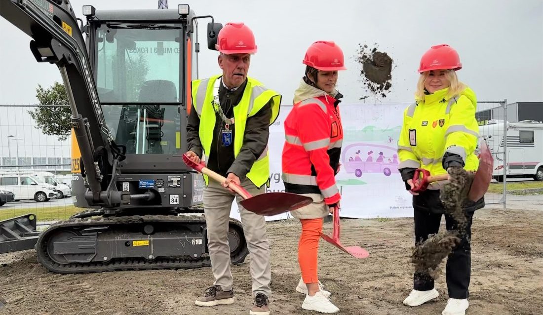 Endelig spaden i jorda for den nye bussterminalen. . Fra venstre: Gunnar Wilhelmsen, ordfører i Tromsø. Unni Gifstad, avdelingsdirektør i Statens vegvesen. Agnethe Masternes Hansen, samferdselsråd i Toms og Finnmark fylkeskommune. (Foto: Stina Grønbech, Tromsø kommune)