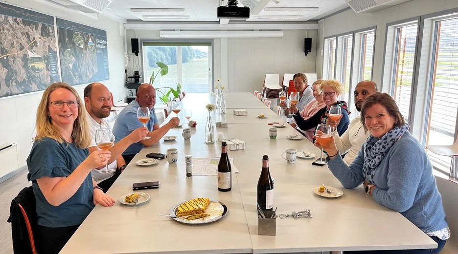 Glad gjeng på anleggskontoret på Nygård i Ås, alkofri skål for oppstartspenger til Oslofjord 2 i 2024, som statsråden lovet mandag denne uken. (Foto: Vibeke Malvik)