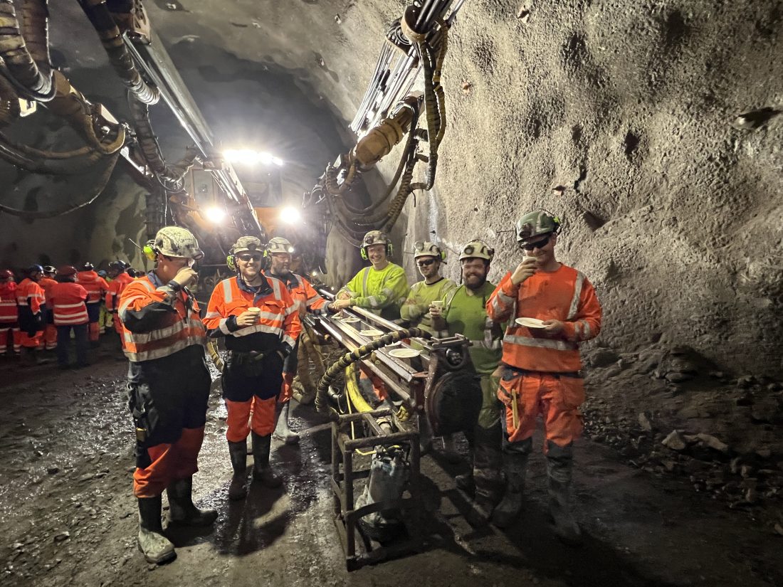Tunneldriverne fra Skanska feirer med kake. (Foto: Linda Grønstad/Statens vegvesen)