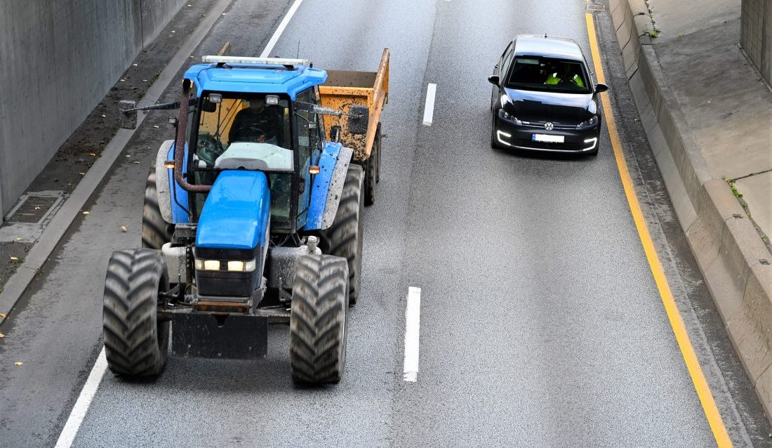 Fra 1. august er setebelteplikten for traktor utvidet. Er det belte i traktoren, skal dette brukes både i jobb og fritid. (Foto: Henriette Erken Busterud)