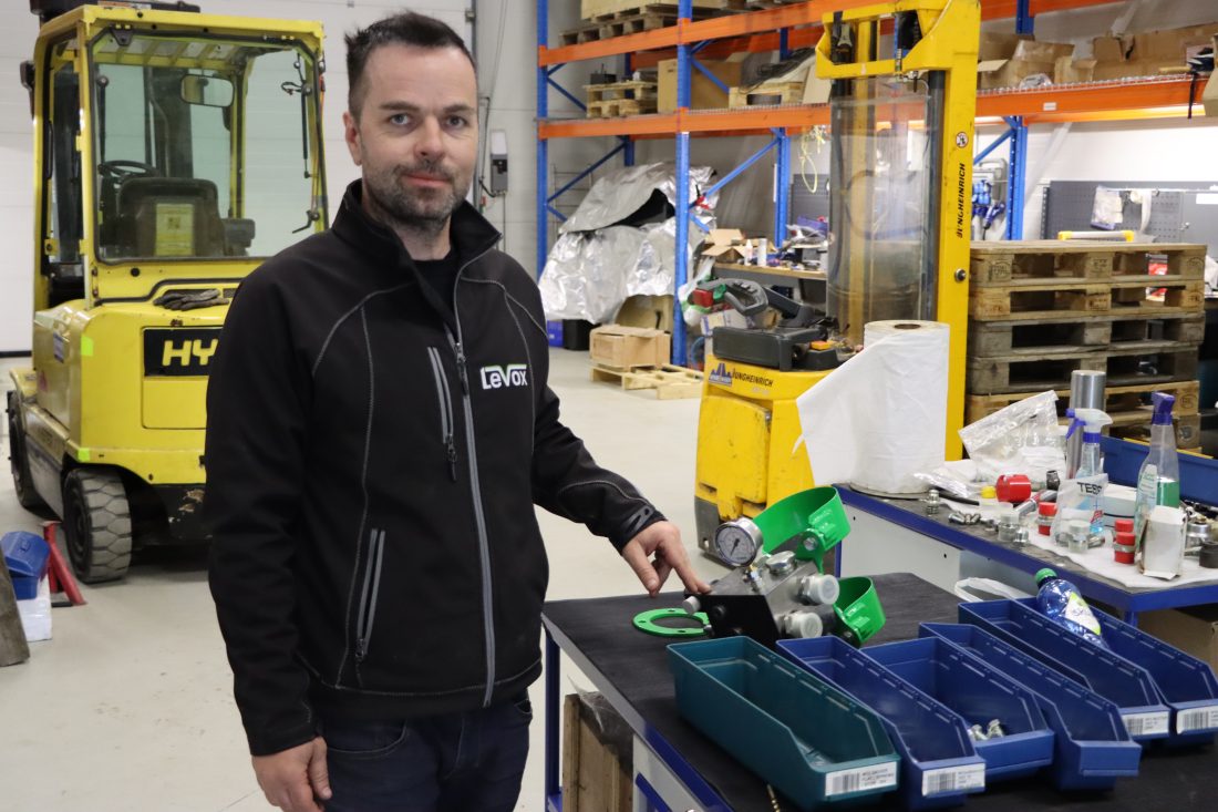Per Joar Myhre forteller at de utvikler og produserer de fleste komponentene selv. (Foto: Njål Hagen)